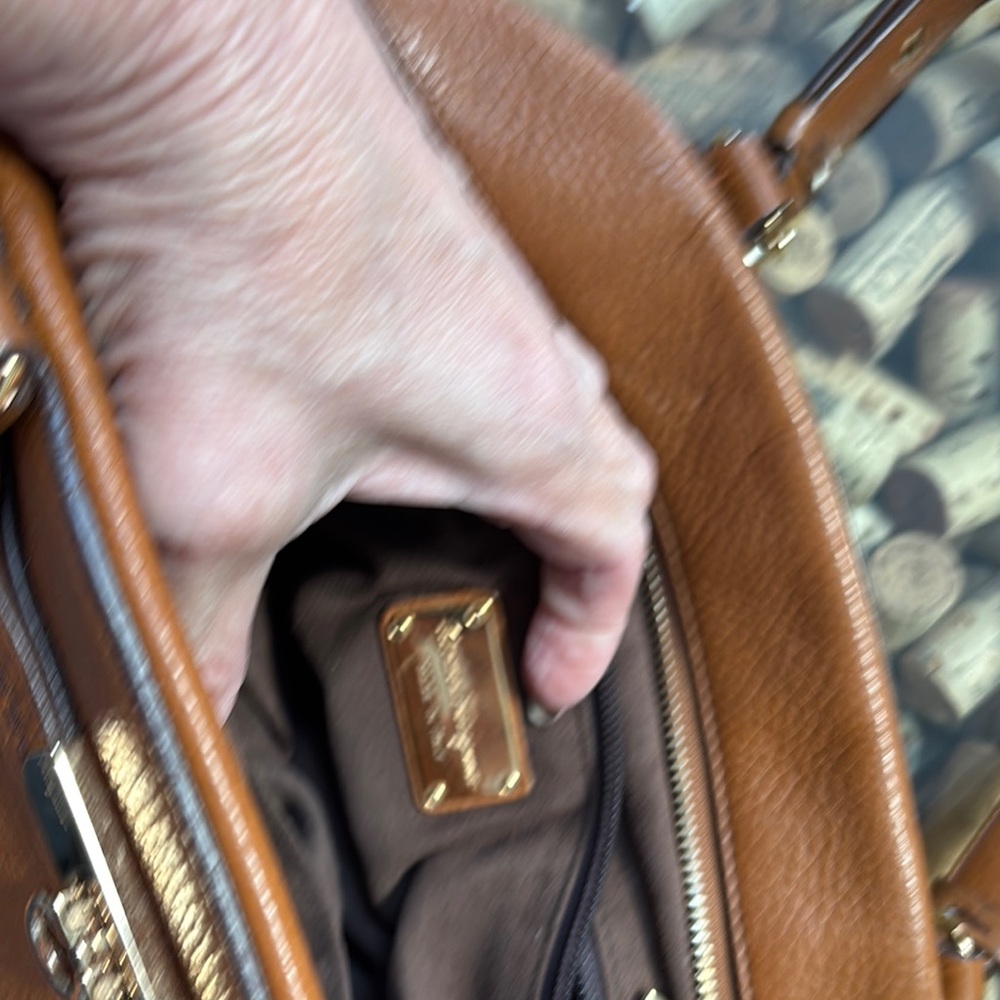Elegant Brown Leather Handbag - Picture 4 of 6